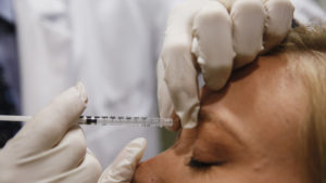 El vacío legal que habilita a médicos de cualquier especialidad a ofrecer tratamientos que ignoran